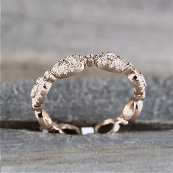 New 18K Gold Plated Beautiful Diamonds Ring - Picture 4 of 6